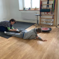 Séance de reflexes archaiques avec un enfant, au cabinet Neurolusk, posture au sol