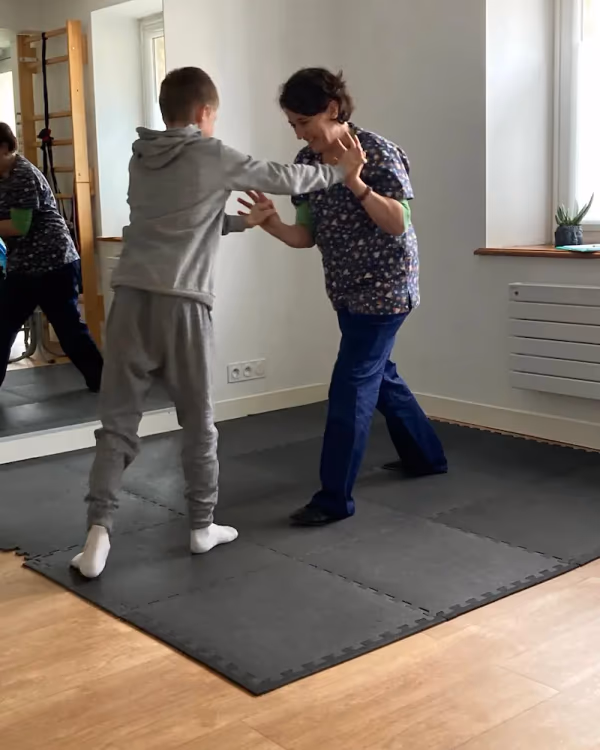 Séance de reflexes archaiques avec un enfant, au cabinet Neurolusk