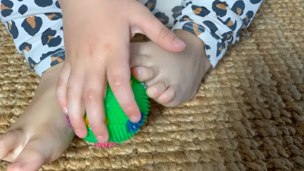 enfant en séance Montessori dans le cabinet de Sandrine Calvez - NeuroLusk