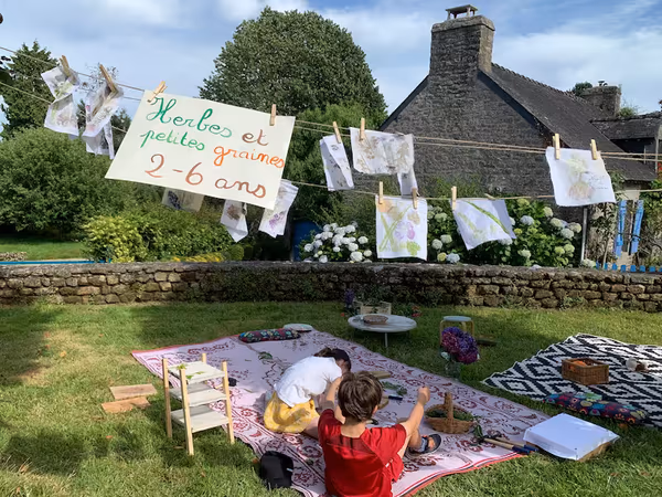 atelier Montessori à domicile, en extérieur, jeux dans le jardin